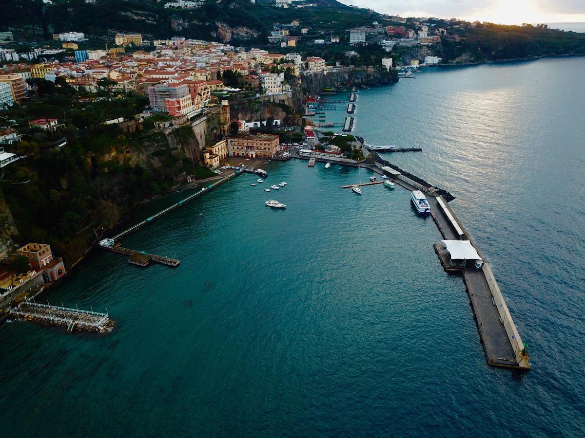 Yacht Club Capo Cervo Suites B&B Sorrento Luaran gambar