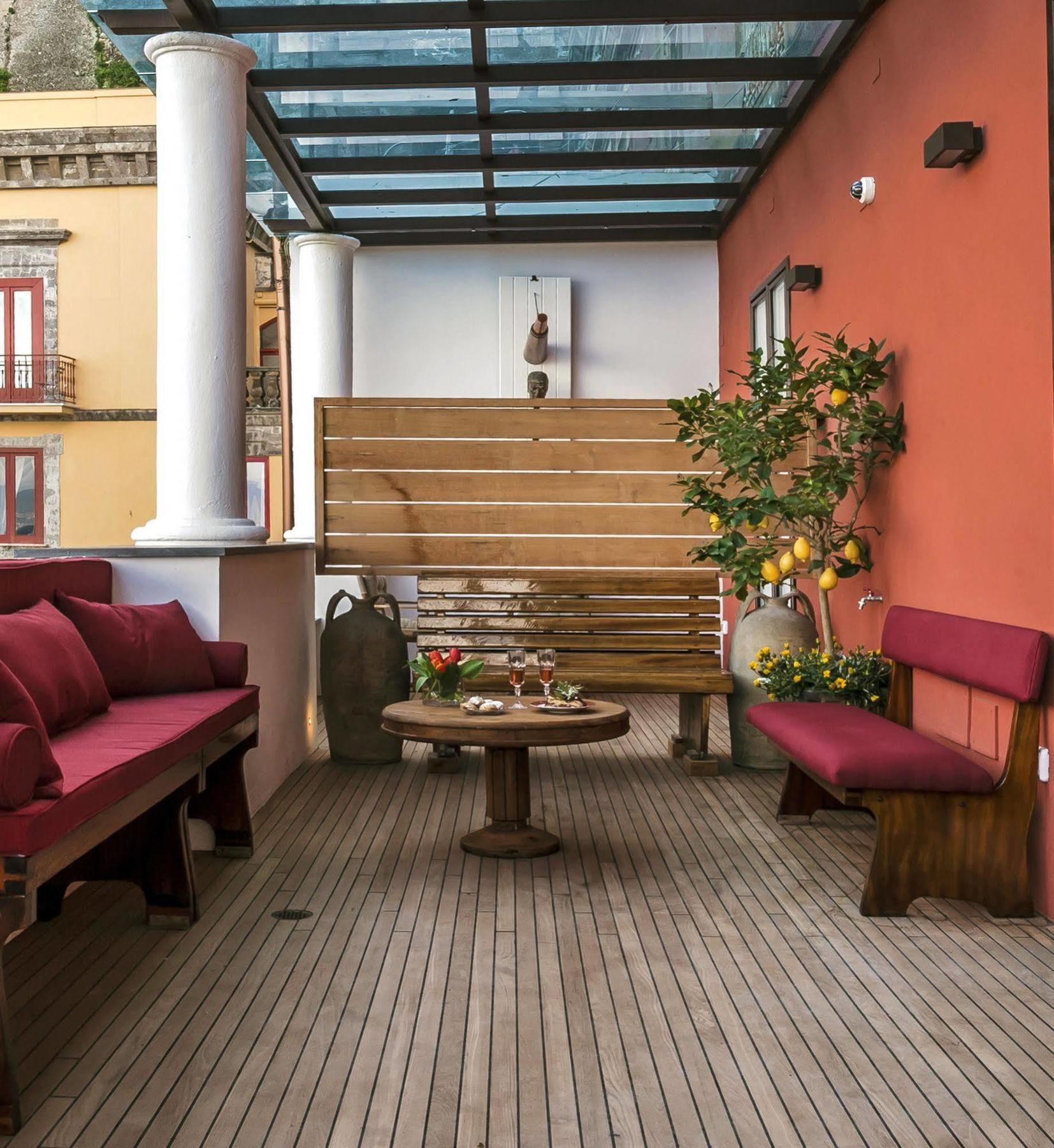 Yacht Club Capo Cervo Suites B&B Sorrento Luaran gambar