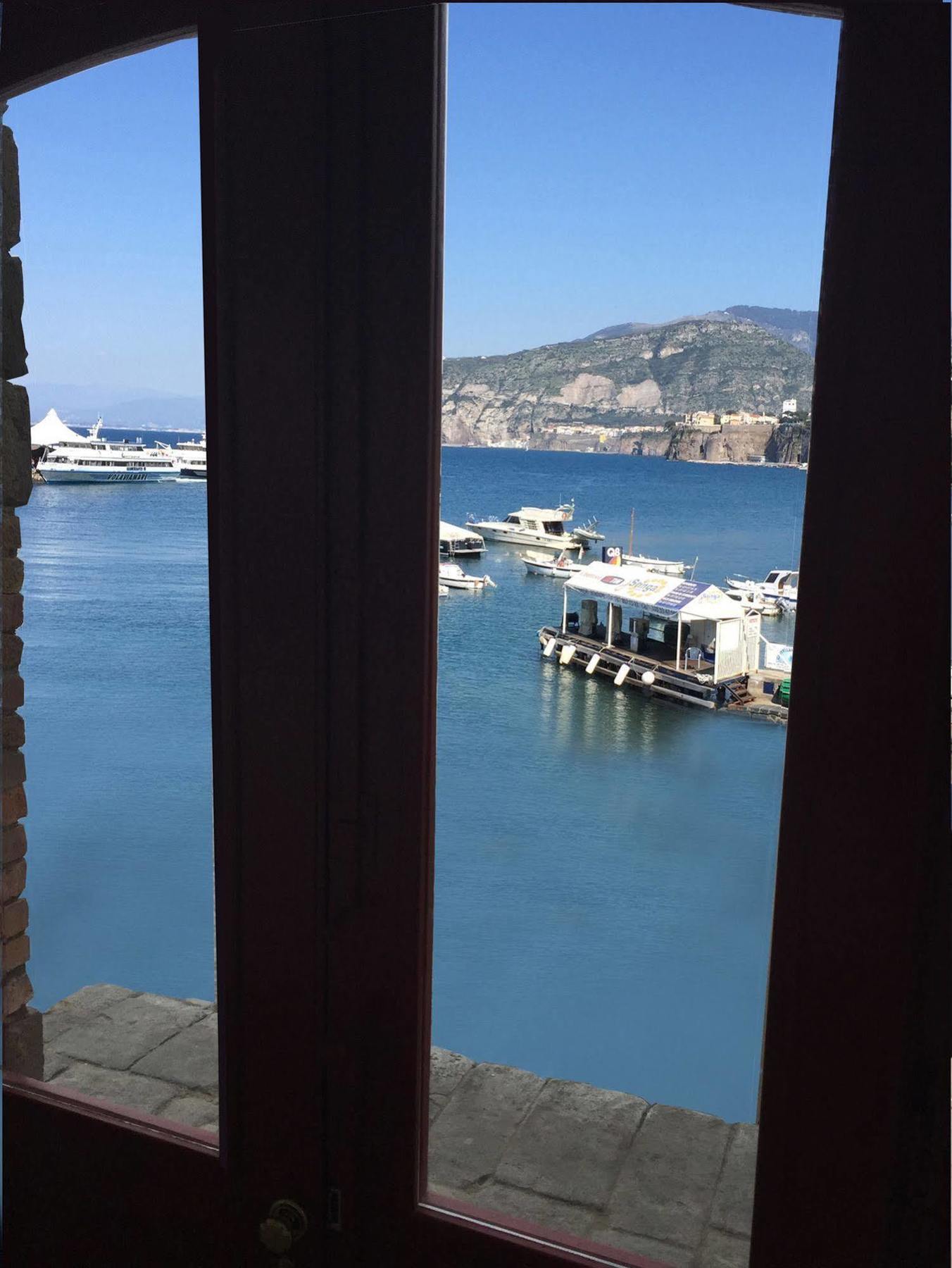 Yacht Club Capo Cervo Suites B&B Sorrento Luaran gambar