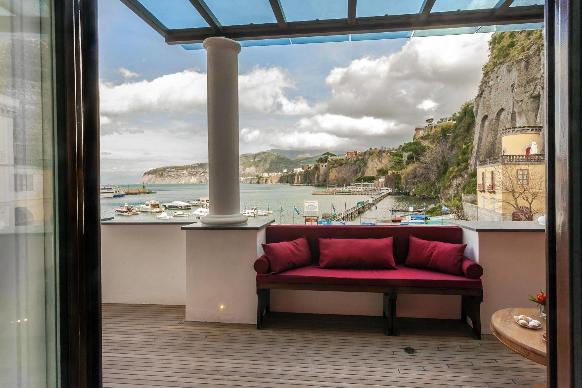 Yacht Club Capo Cervo Suites B&B Sorrento Luaran gambar