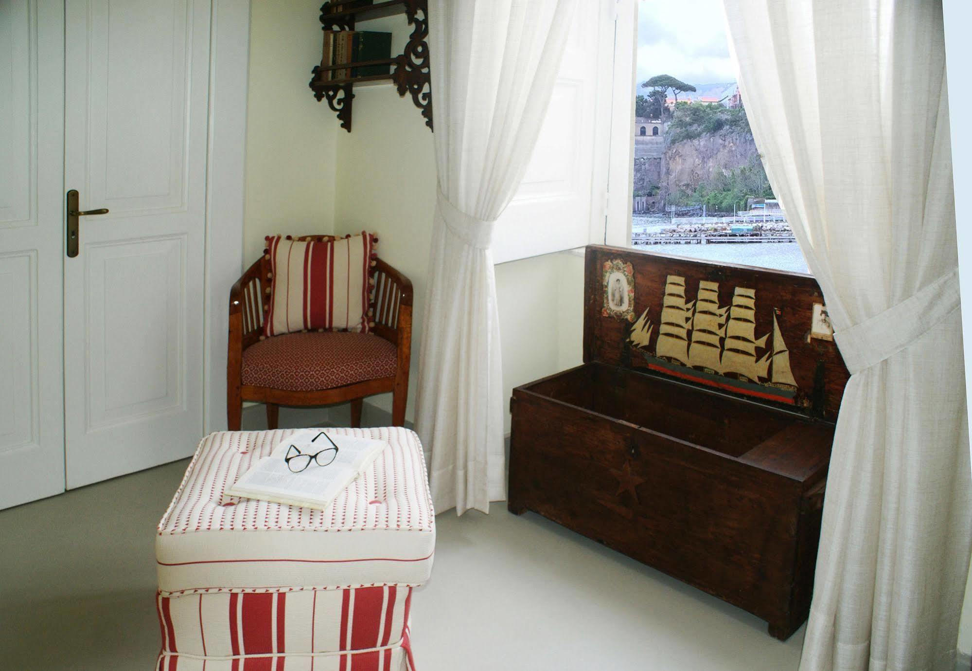 Yacht Club Capo Cervo Suites B&B Sorrento Luaran gambar