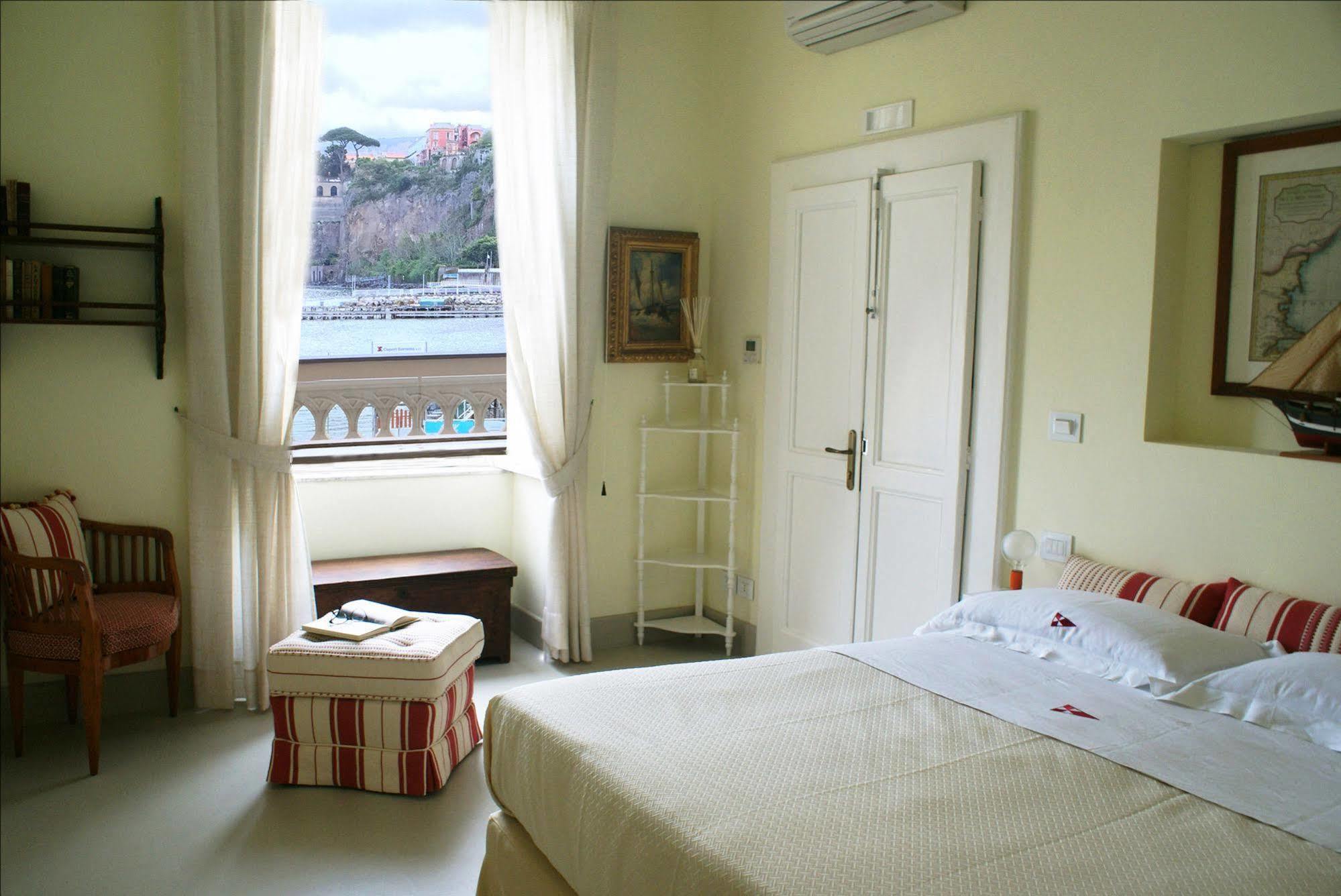 Yacht Club Capo Cervo Suites B&B Sorrento Luaran gambar