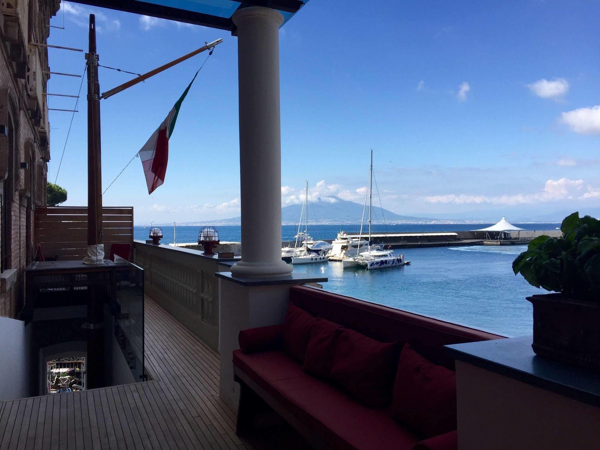 Yacht Club Capo Cervo Suites B&B Sorrento Luaran gambar