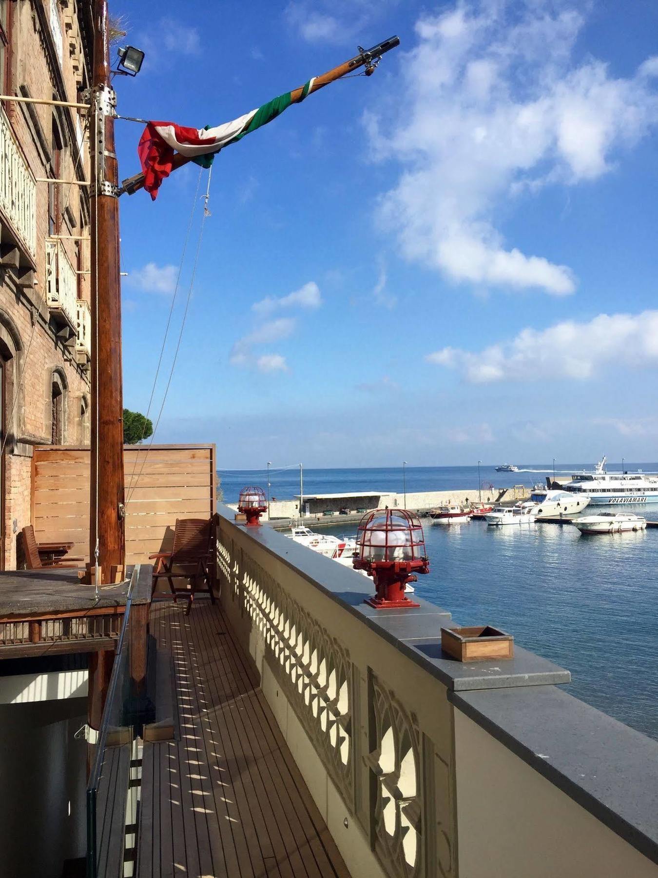 Yacht Club Capo Cervo Suites B&B Sorrento Luaran gambar