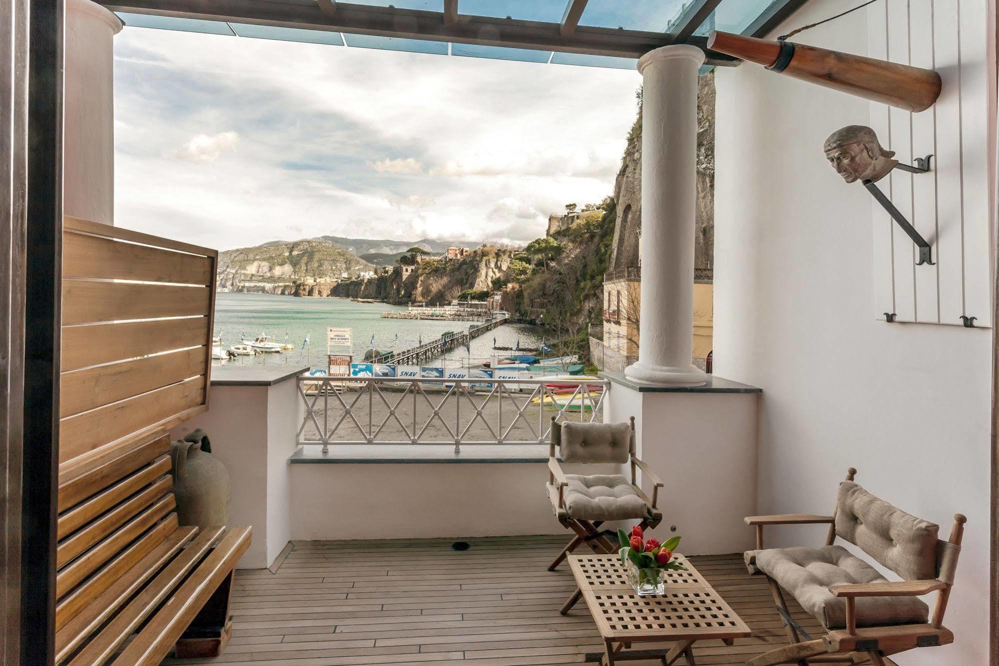 Yacht Club Capo Cervo Suites B&B Sorrento Luaran gambar