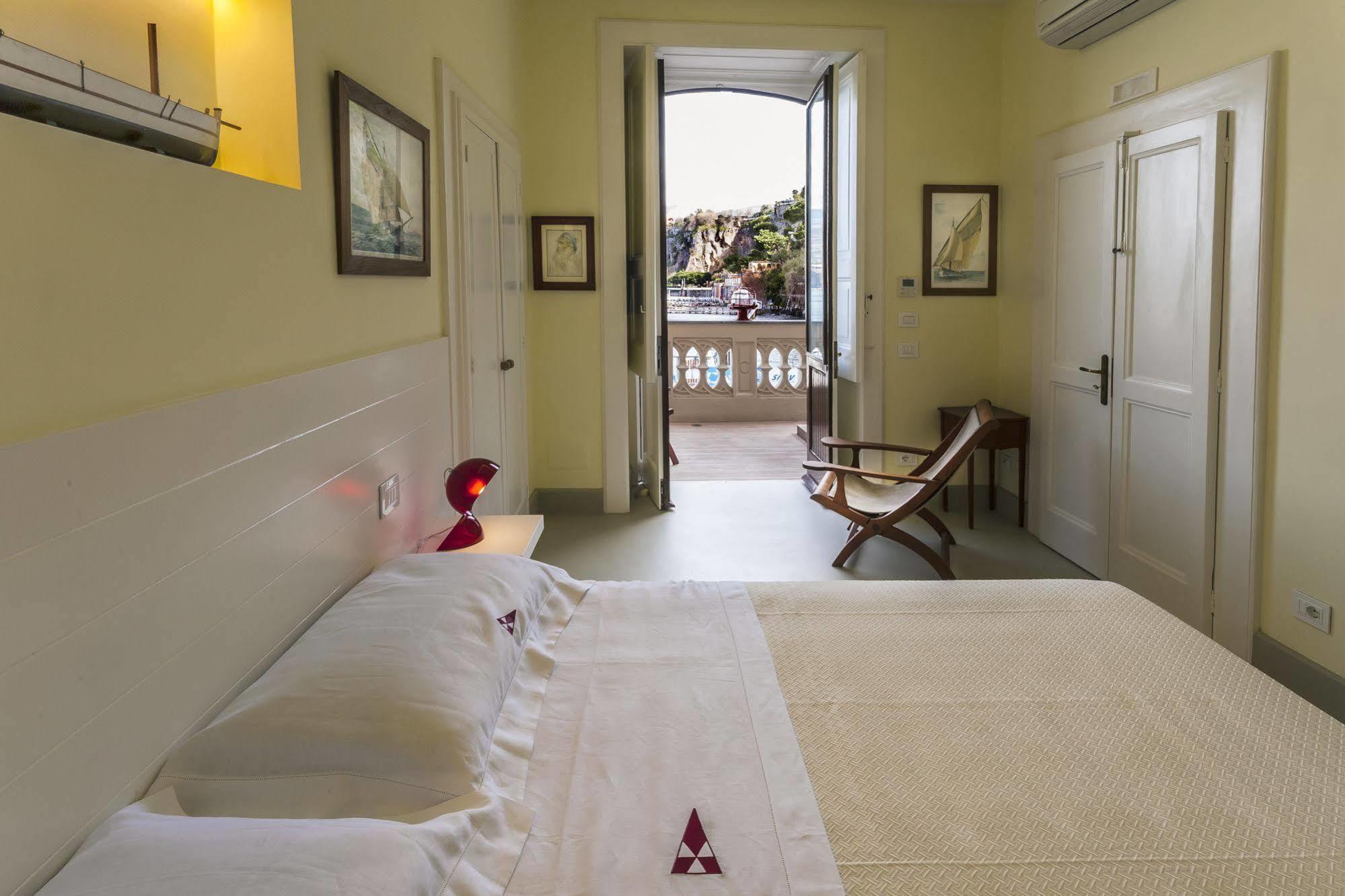 Yacht Club Capo Cervo Suites B&B Sorrento Luaran gambar