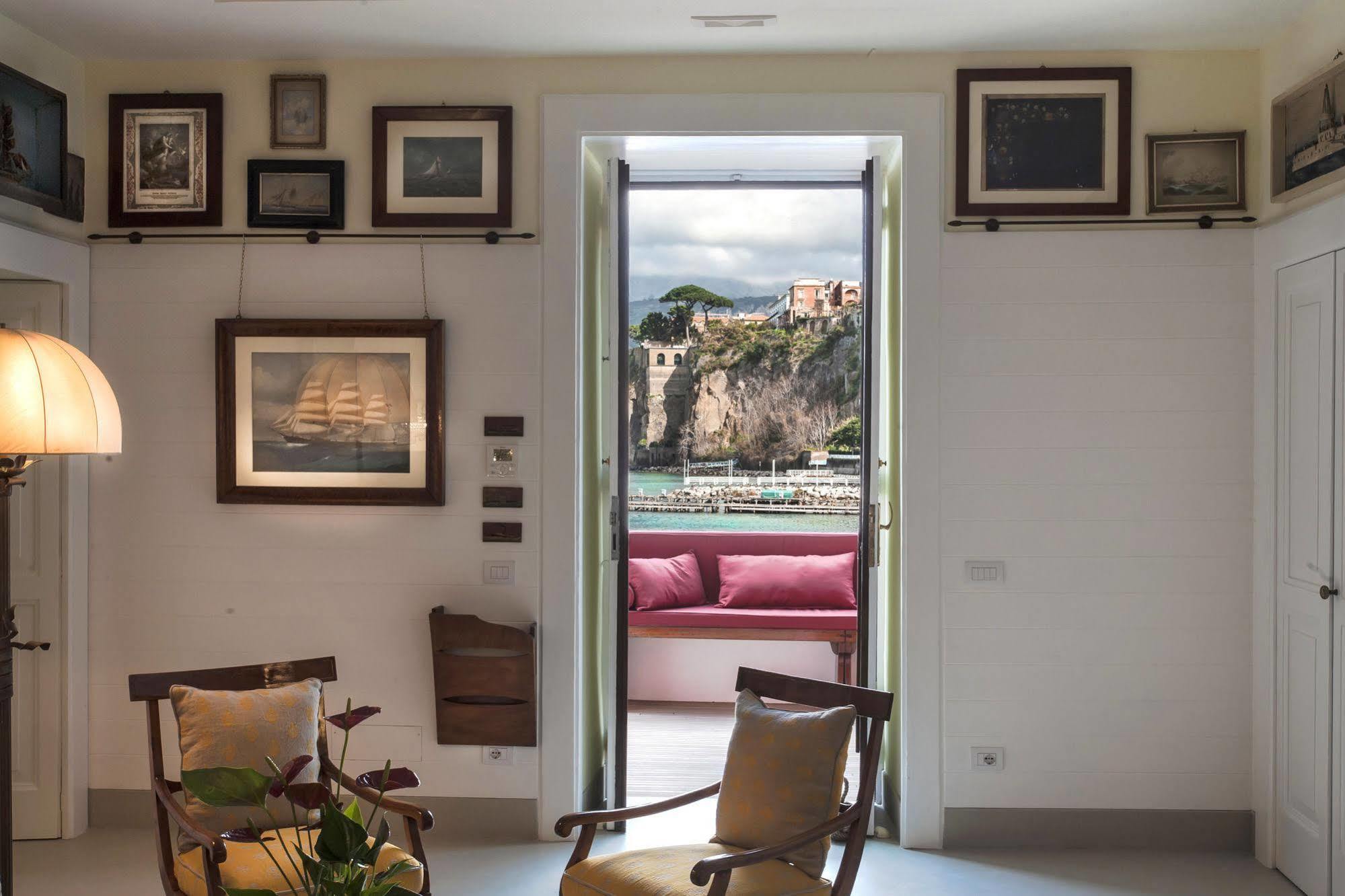 Yacht Club Capo Cervo Suites B&B Sorrento Luaran gambar